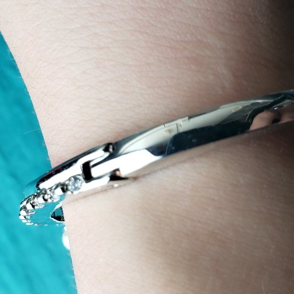 2/25$ NWT Charter faux pearls silver tone bracelet - Picture 4 of 6